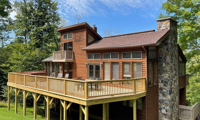 Northface House | Pet-Friendly Ski Inn: Hot Tub & Access to Trails Await