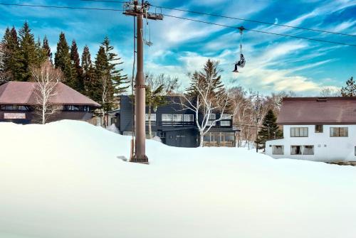Kitaazumi-gun Hotel | Family-Friendly SKI INN HAKUBA with Pool and Dining