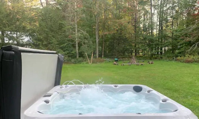 Londonderry House | Ski Lodge with Hot tub and Fire Pit