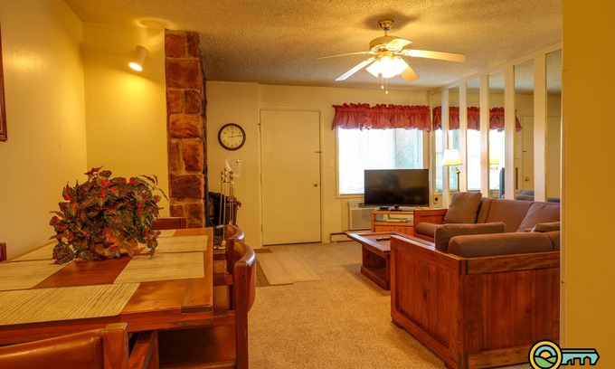 Mount Jackson Condo | Convenient Ski & MTB Condo - Steps from Adventure Awaits!