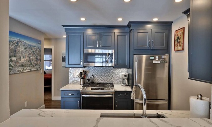 Ludlow House | Inviting Kettlebrook Condo: Ski-In, Modern Kitchen Amenities
