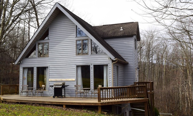 Ghent House | Family-Friendly Ski Right Inn - Pool & Slopeside Access
