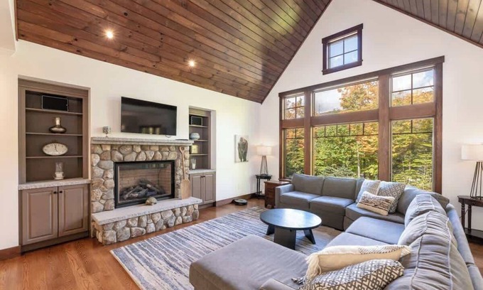 Lincoln House | Ski, Sip, Stay - The Apres Chalet