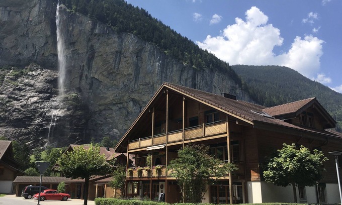 Lauterbrunnen Apartment | Modern Chalet Retreat near Staubbach Falls – 9.6 Rated!
