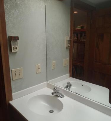 Warren House | Convenient Ski-In Condo with Hot Tub and Cat Companion