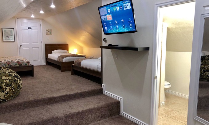 Murray Apartment | Ideal Skiers Crash Pad with Spa & Pet-Friendly Perks