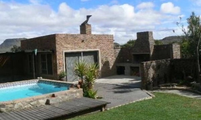 Colesberg House | Discover Skietberg Lodge: Family-Friendly with Pool & Breakfast