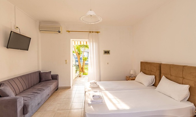 Nea Skioni Apartment | Kid-Friendly Getaway: Skioni Studio Triple Room with Terrace