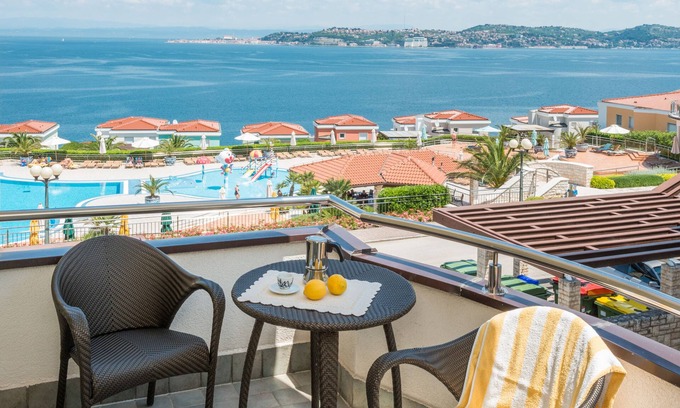Crveni Vrh Apartment | Discover Skiper Golf Resort: Oceanfront Retreat with Spa