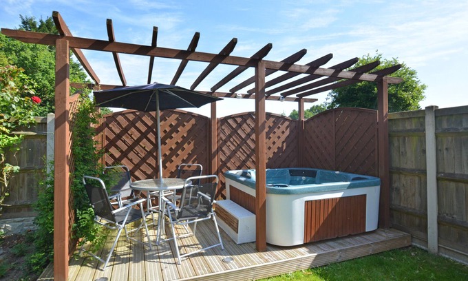 Erpingham Apartment | Relaxing One Bedroom Apartment with Private Pool & Spa