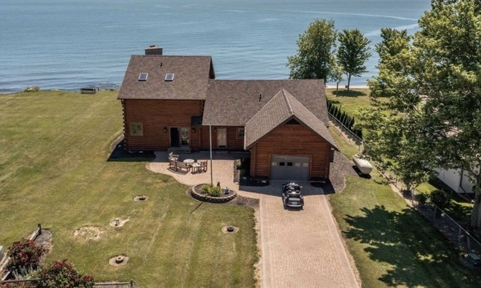 Put-in-Bay House | Lakefront Escape at Skipper’s Pine Haven - Perfect for Families