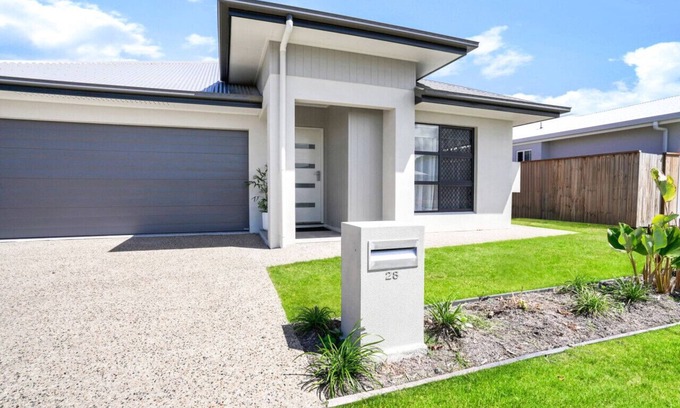 Trinity Beach House | Skippers Rest- Modern 5-Bedroom Coastal Retreat with Pool – Ideal for Families & Groups!