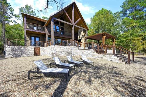 Hochatown Apartment | Indulge in Relaxation at Skippin Rocks with a Hot Tub