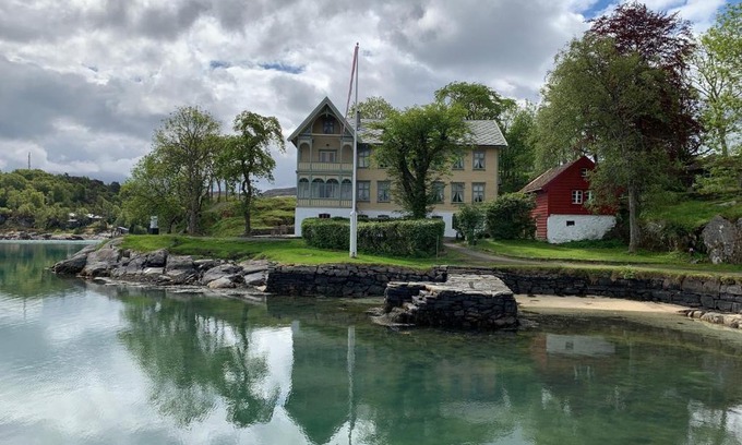 Gulen Municipality Hotel | Discover Skjerjehamn: Pet-Friendly Oceanfront Retreat