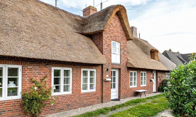 Alkersum House | Delightful Skriiwers Hüüs: Pet and Child Friendly Retreat