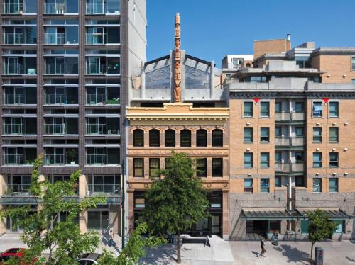 Gastown Hotel | Discover Skwachàys Lodge: Family-Friendly with Hot Tub Access