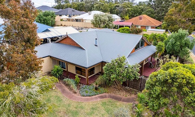 Dalyellup House | Family-Friendly Sky Blue Retreat with Free WIFI in Dalyellup
