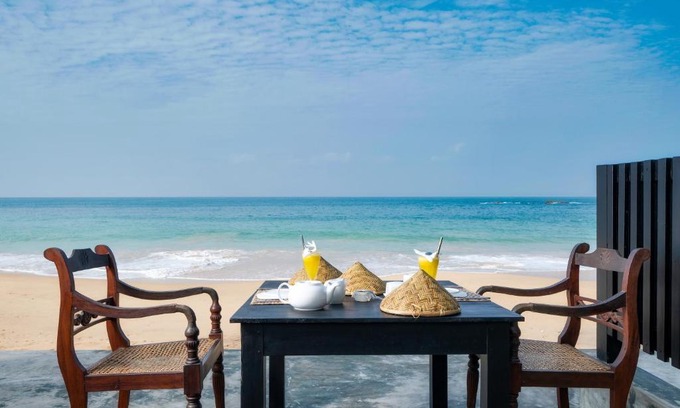 Hettimulla Hotel | Oceanfront Escape at Sky Breeze with Pool & Breakfast