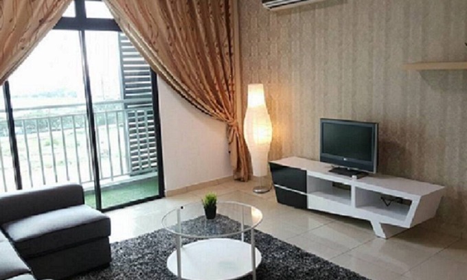 Bukit Indah Apartment | Relax at Sky Breeze: Family-Friendly Stay with a Kitchen