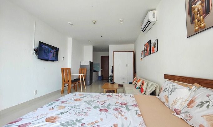 Tan Binh Apartment | Convenient Sky Center: Family-Friendly near the Airport