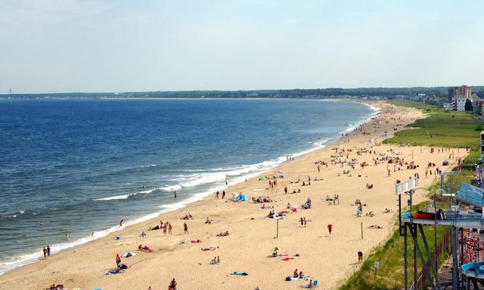 Old Orchard Beach Condo | Steps from the Beach: Oceanfront Hotel with Pet-Friendly Amenities