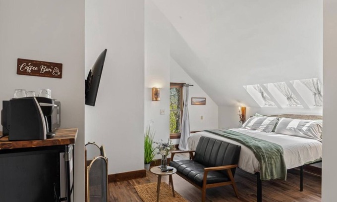 Townsend Hotel | Cozy King Bed Retreat with Native American Decor & Views