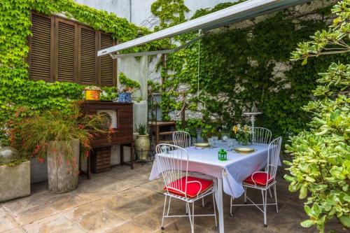 Ciudad Vieja Apartment | Sky Garden Sarandi: Pet-Friendly Pool & Barbecue Retreat
