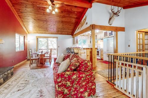 Crestline House | Family-Friendly Getaway at Sky High Cabin Retreat