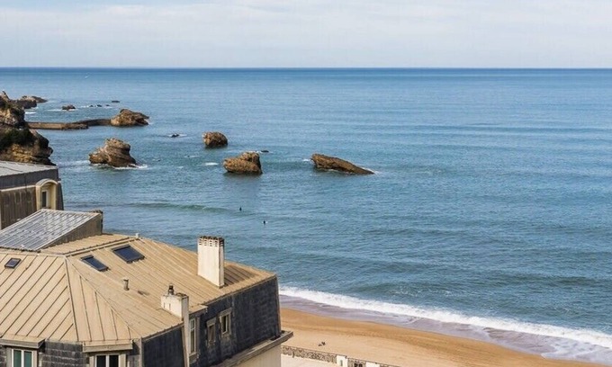 Biarritz City Centre Apartment | Experience Oceanfront Bliss in Biarritz: Sky Keyweek Apartment