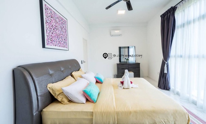 Bukit Indah Apartment | Sky Loft Bukit Indah: Cozy Homestay with Pool & Breakfast