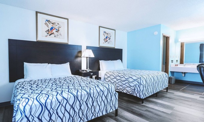 Wellington House | Cozy Sky Palace Inn & Suites Wellington with Kitchen Amenities