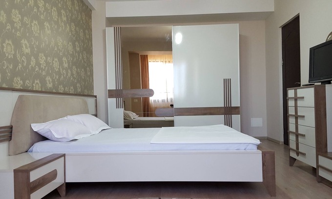 Constanta Apartment | Panoramic Sea Views from 7th Floor with Breakfast Included