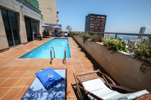Hamra Apartment | Inviting Sky Suites: Oceanfront Retreat with Pool & Breakfast