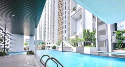 Bukit Indah Apartment | Family-Friendly Sky Trees Apartment with Pool in Bukit Indah