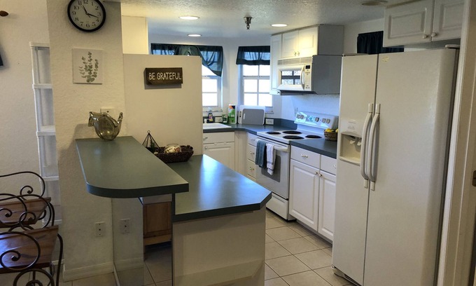 Lutz Condo | Premier Sky View Mirrors King Bed at The Fountains
