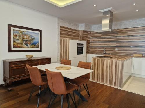 Maini Apartment | Experience SkyAprt77m: 4-Star Retreat with Ocean Views