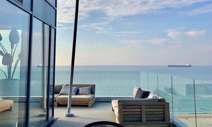Maenporth Apartment | Skyfall Penthouse: Gorgeous 3-Bedroom by Gyllyngvase Beach