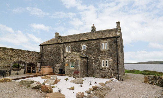 Lofthouse Cottage | SKYFELL: Pet-Friendly Holiday Cottage with Hot Tub & Spa
