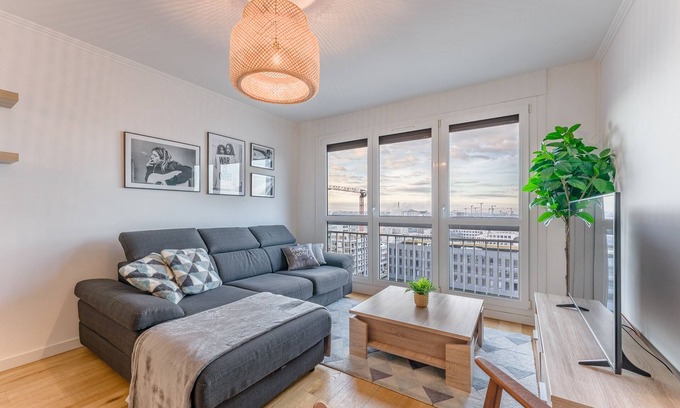 Ile de Nantes Palais des Congres Apartment | Skyflow Residence: Modern Stay with Spa and Parking