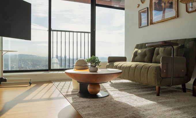 Gastown Apartment | Skyhome in Gastown | Breathtaking Ocean & Mountain Views