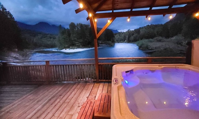 Gold Bar House | Unforgettable Skykomish Vida: Pet-Friendly with Spa & Kitchen