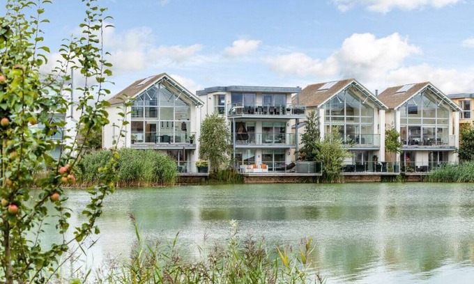 Laverton Villa | Skylark Lodge: Hot Tub & Lakeside Spa with 10/10 Reviews