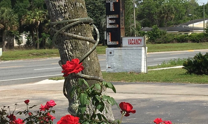 Perry Hotel | Budget-Friendly Skylark Motel with Family Amenities