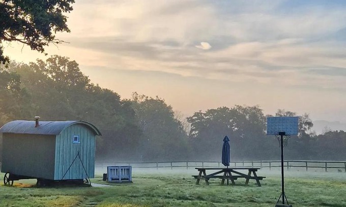 Frant Other | Top-Rated Skylark Shepherds Hut with Kitchen & Child-Friendly