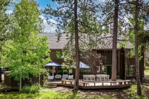 Sunriver House | Discover Skylight by AvantStay: Mountain Home with Hot Tub