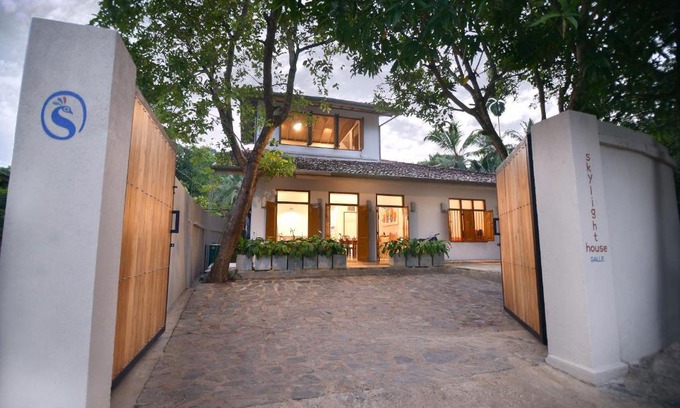 Unawatuna House | Skylight House: Oceanfront Bliss with Spa and Pool Access