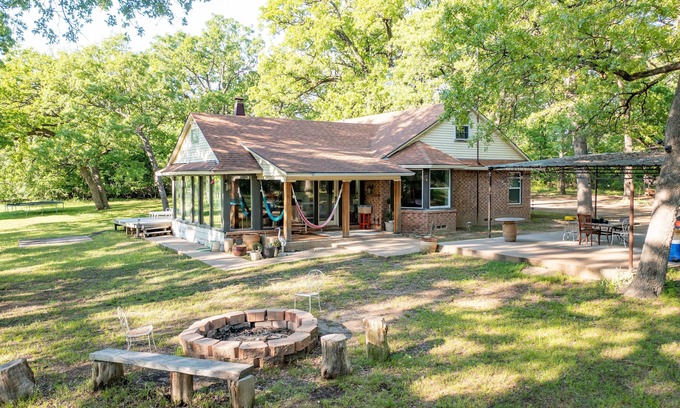 Miller Grove House | Skylight Ranch - Guest Rated 9.8 with Spa & Pet Friendly