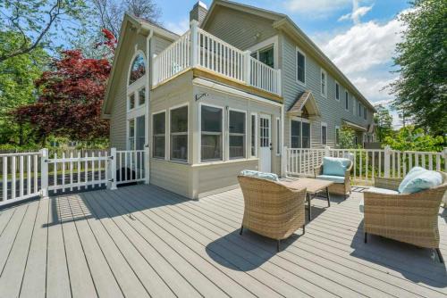 Saratoga Springs House | Experience Skylight Suites: Pet-Friendly King Ensuite Escape