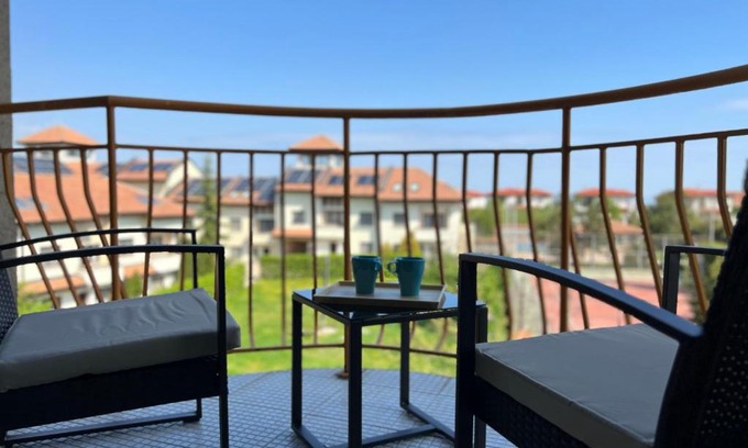 Sinemoretz Apartment | Elegant Skyline Apartment with Ocean View & Pool Access
