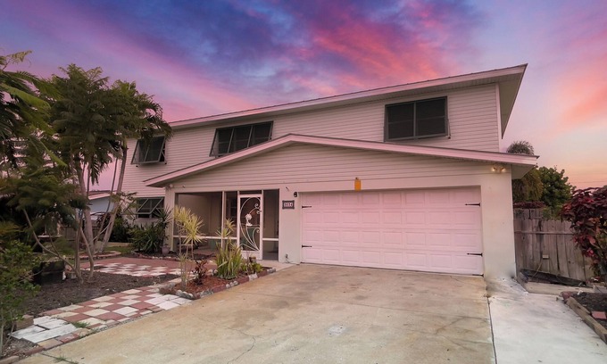 Jensen Beach House | Experience Skyline Breeze: Oceanfront Bliss Near Downtown